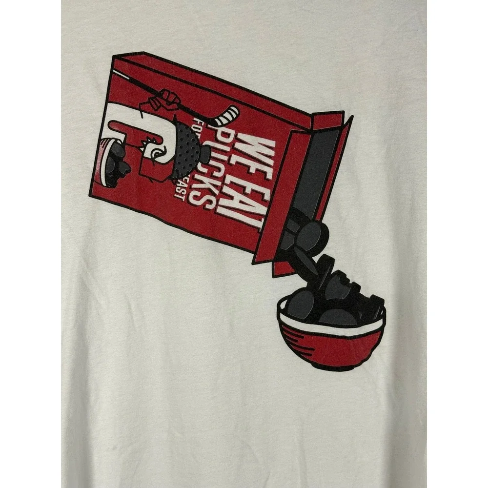 Under ArmourShirt Mens S HeatGear Hockey Pucks Graphic White Short Sleeve